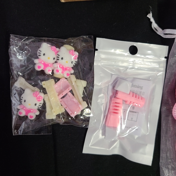 Hello Kitty phone cable cover - Picture 3 of 7